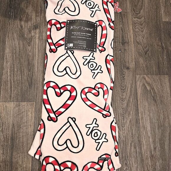 Betsey Johnson XOX Candy Cane Hearts Ultra Soft Plush Throw Blanket - Picture 4 of 7